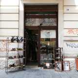 Ci spostiamo in via Bozzi, nei pressi del teatro Petruzzelli. Qui ad angolo con via Montenegro dal 1950 affonda le sue radici la calzoleria �Nato Artigiano� 